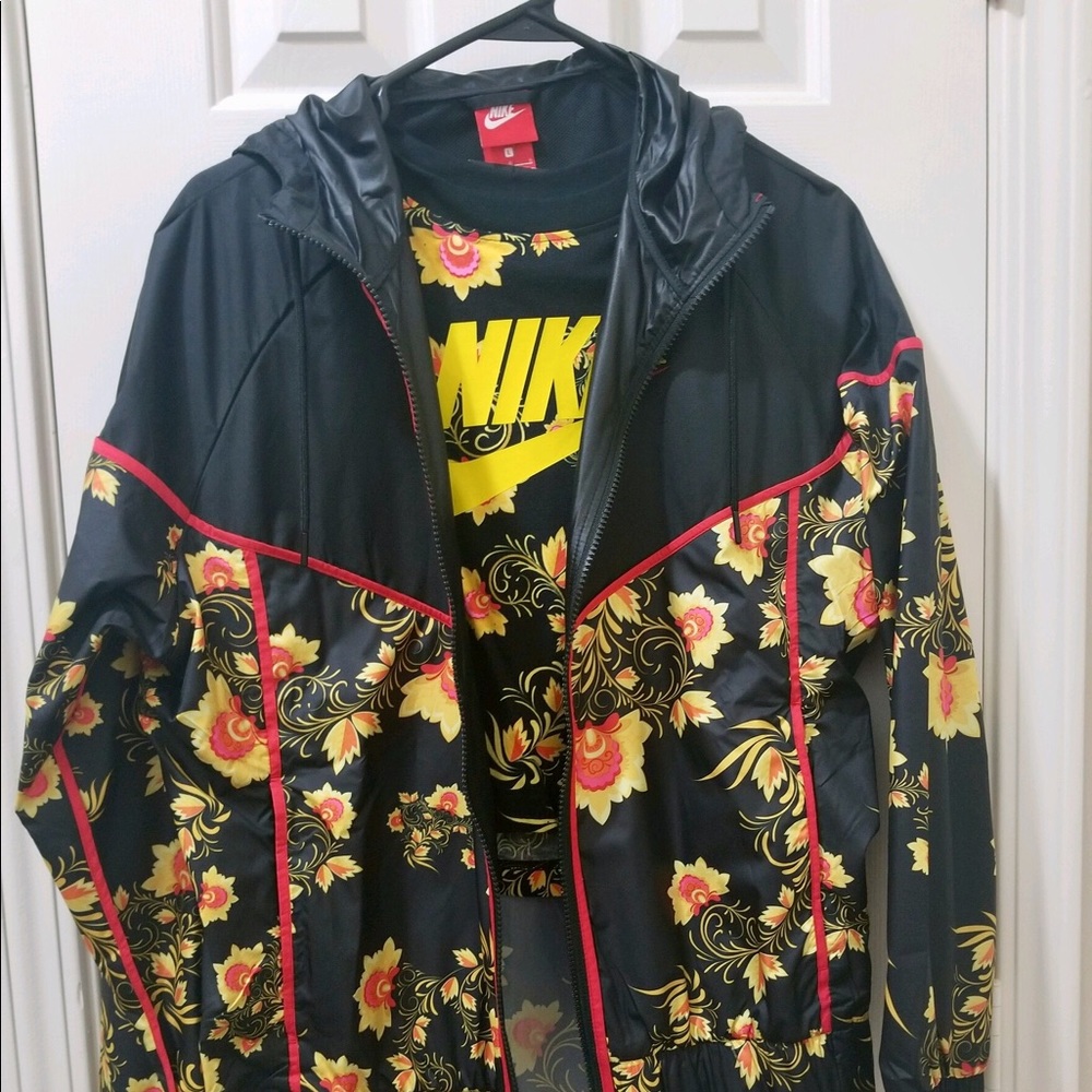 SOLD 🚫Women’s Nike Floral Windrunner Jacket🚫